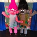Deux mascottes du film Les Trolls